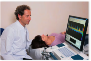 Dr. med. Rivoir mit Patientin bei der Dopplersonographie